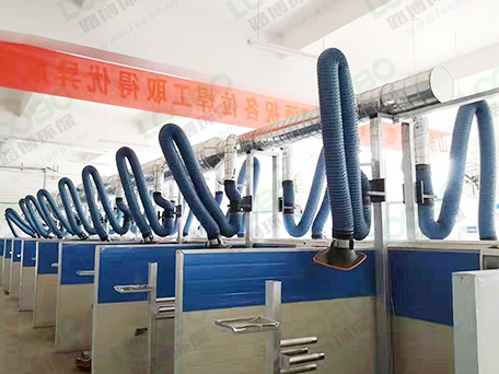 車間整體除塵設(shè)計(jì)管道連接濾筒除塵器，集中式除塵的效果看得見。
